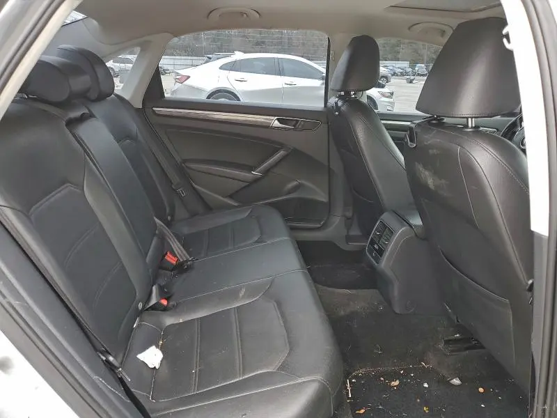 2016 VOLKSWAGEN PASSAT SE  