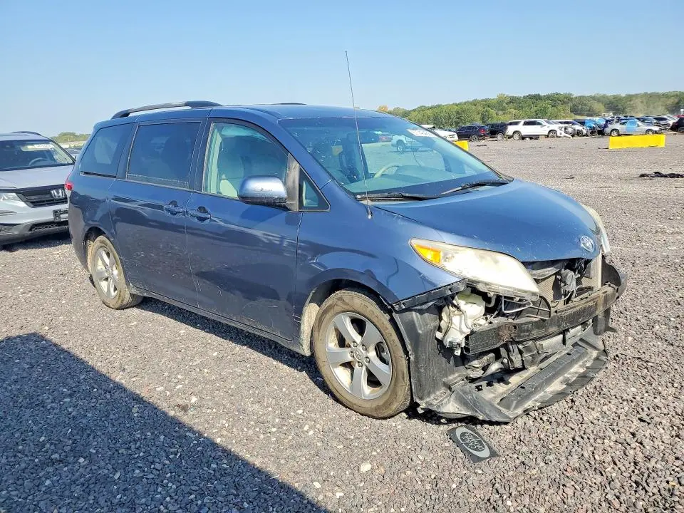 2013 TOYOTA SIENNA LE  