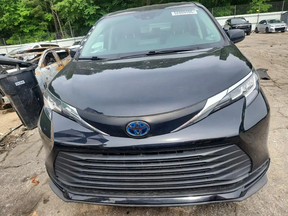2021 TOYOTA SIENNA LE  