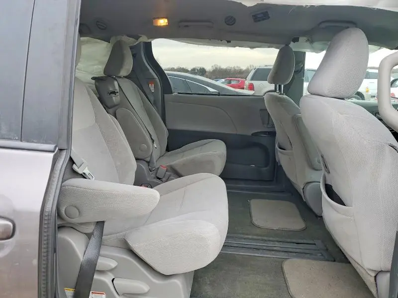2015 TOYOTA SIENNA LE 8-PASSENGER  