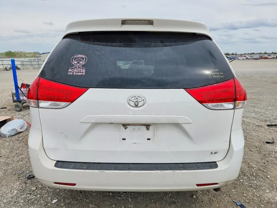 2014 TOYOTA SIENNA LE 8-PASSENGER  
