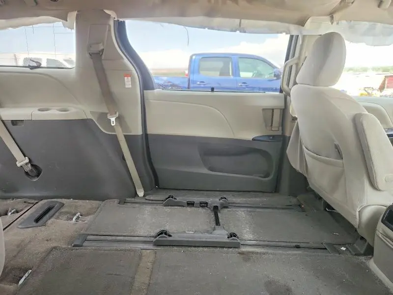 2015 TOYOTA SIENNA LE  