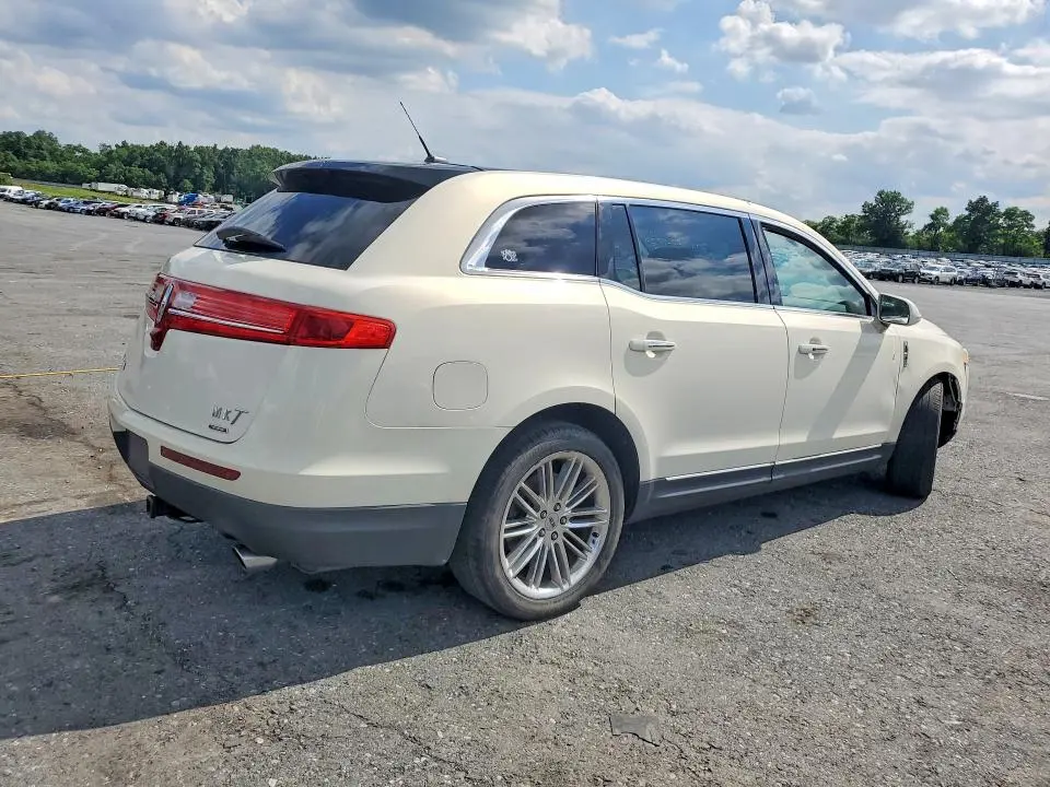 2013 LINCOLN MKT   