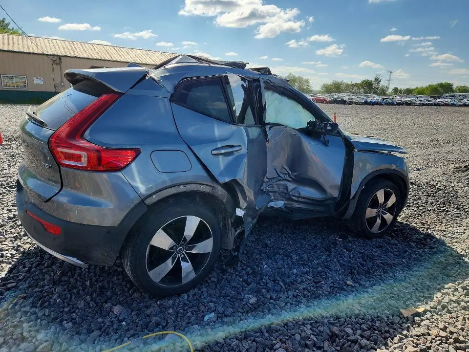2019 VOLVO XC40 T5 MOMENTUM  