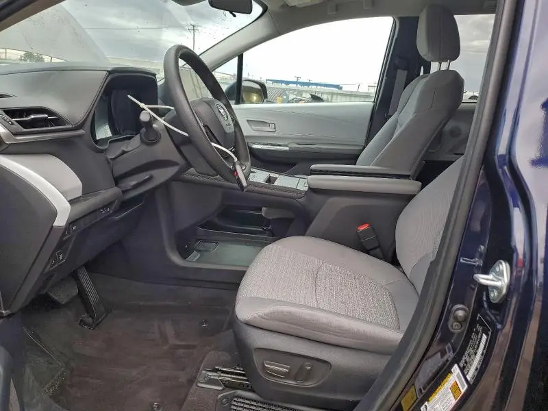 2025 TOYOTA SIENNA LE  