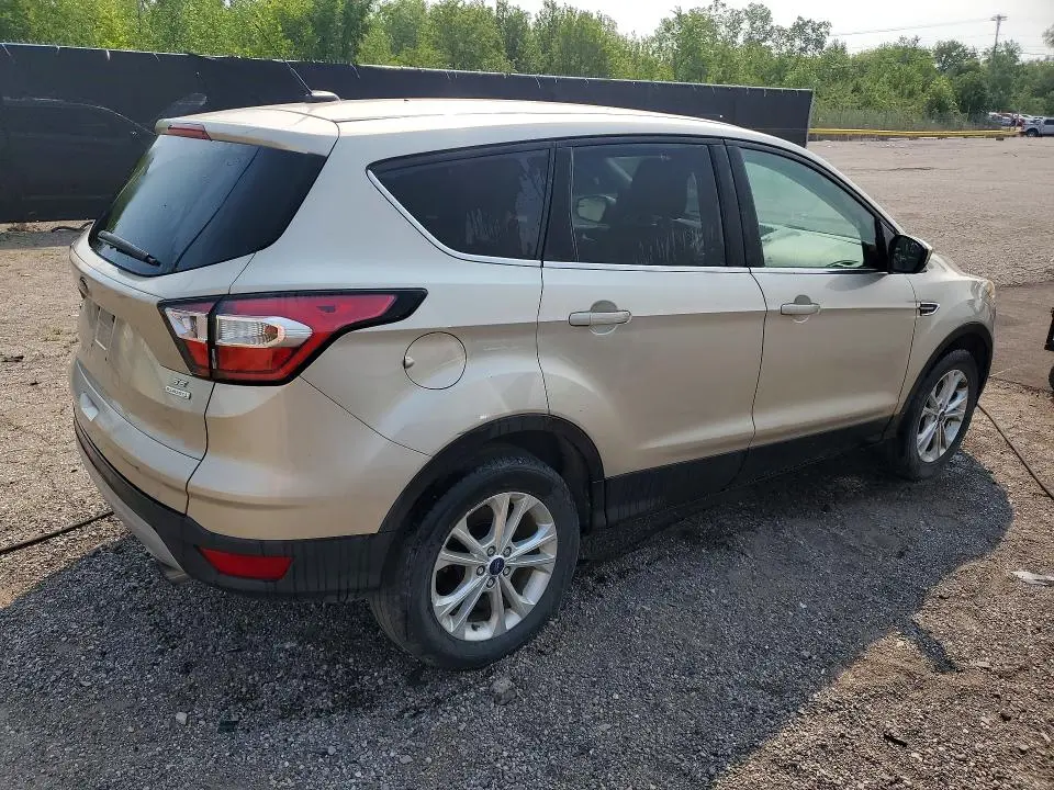 2017 FORD ESCAPE SE  