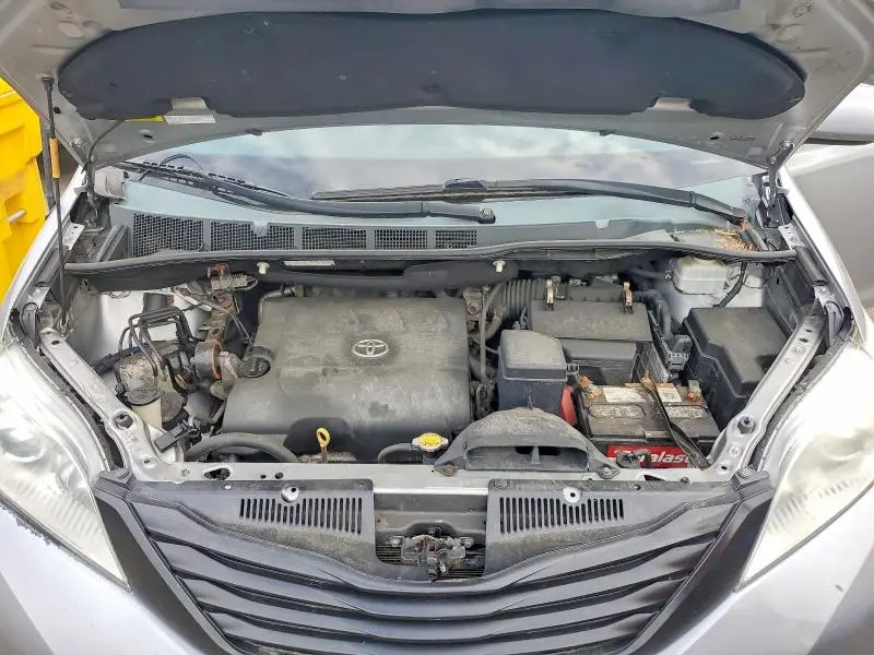 2013 TOYOTA SIENNA LE  
