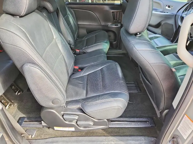 2016 TOYOTA SIENNA SE  