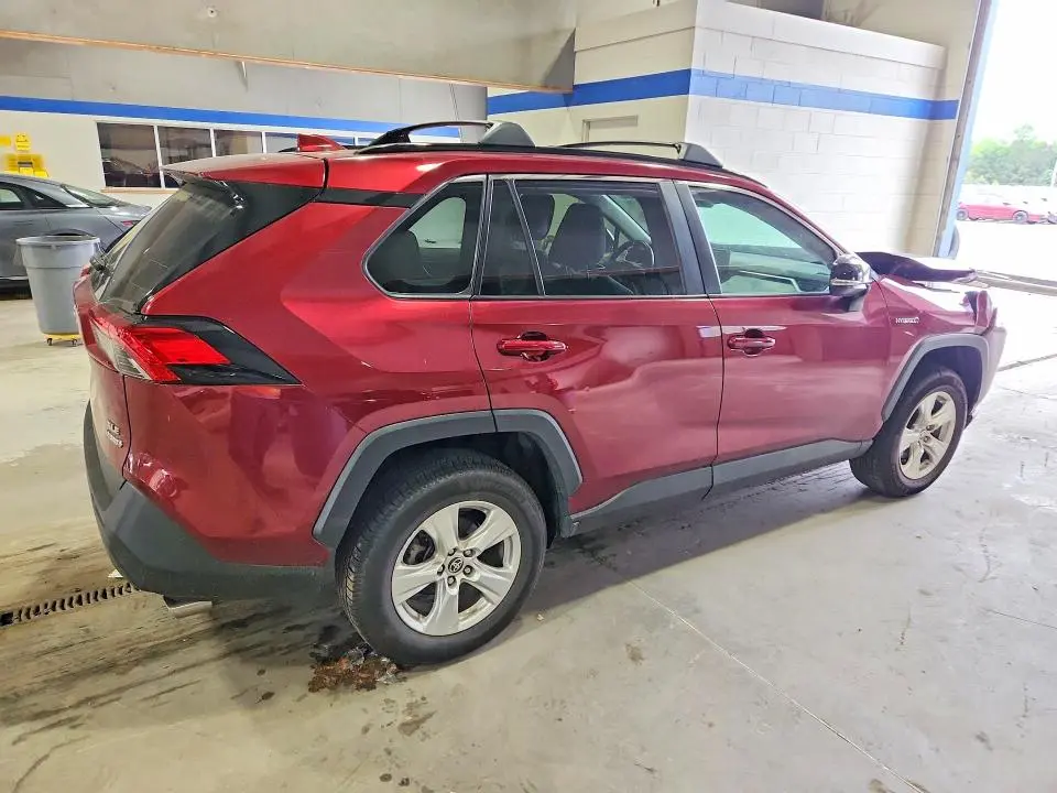 2021 TOYOTA RAV4 XLE  