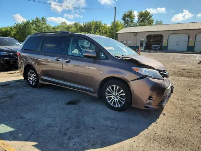 2019 TOYOTA SIENNA XLE  
