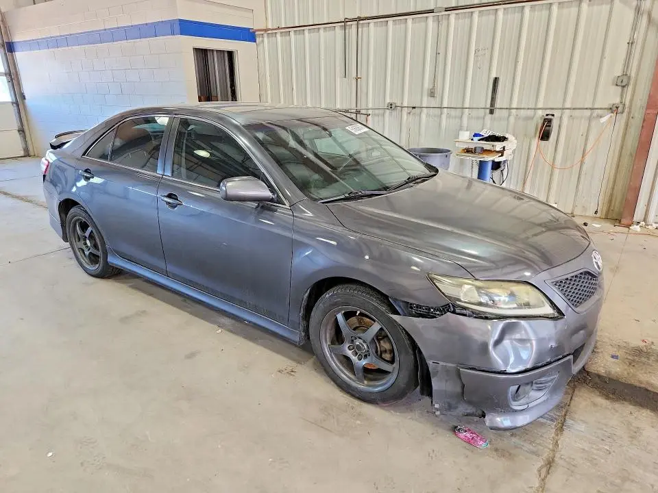 2011 TOYOTA CAMRY SE  