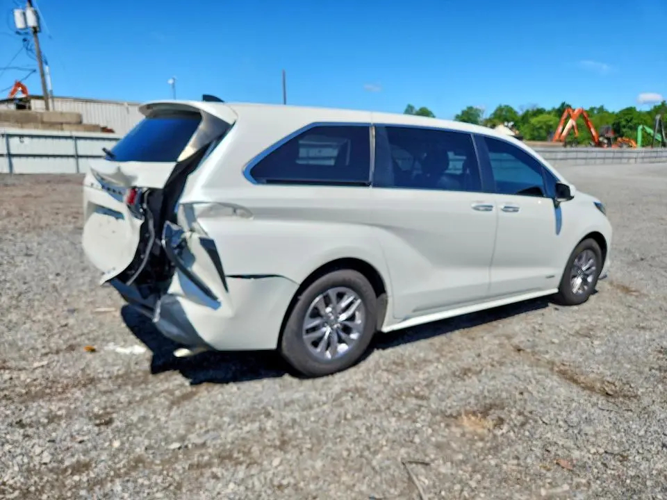 2021 TOYOTA SIENNA XLE  