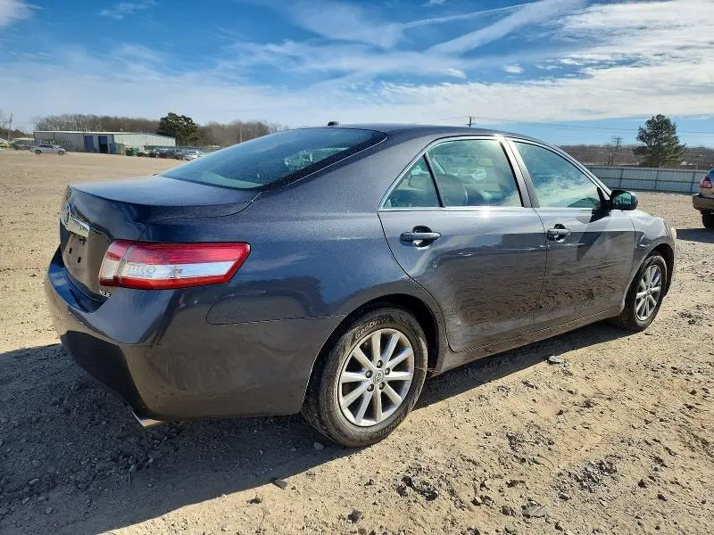2011 TOYOTA CAMRY SE  