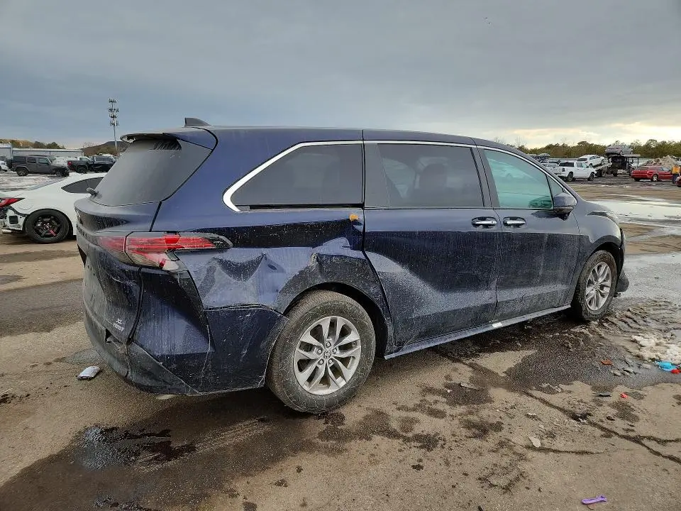 2022 TOYOTA SIENNA XLE  