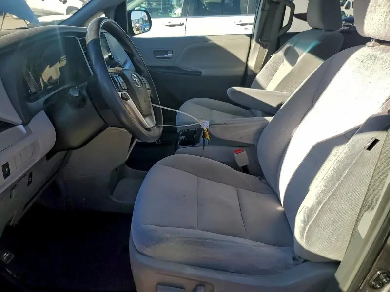2016 TOYOTA SIENNA LE  