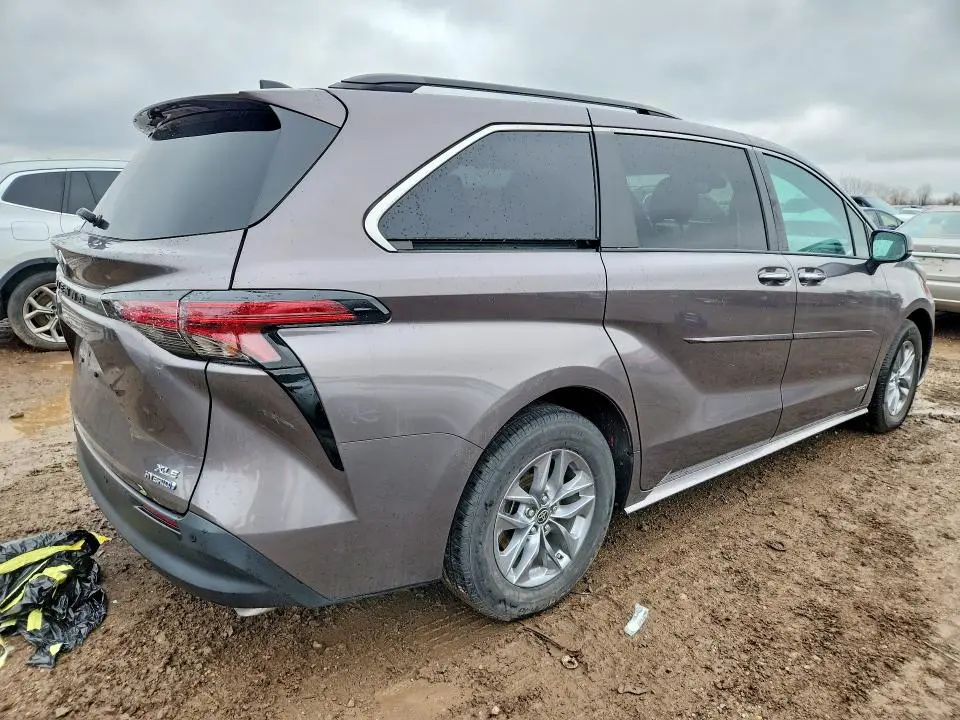 2021 TOYOTA SIENNA XLE  