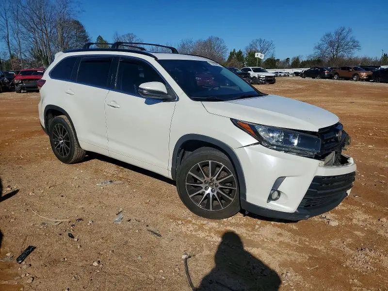 2018 TOYOTA HIGHLANDER SE  