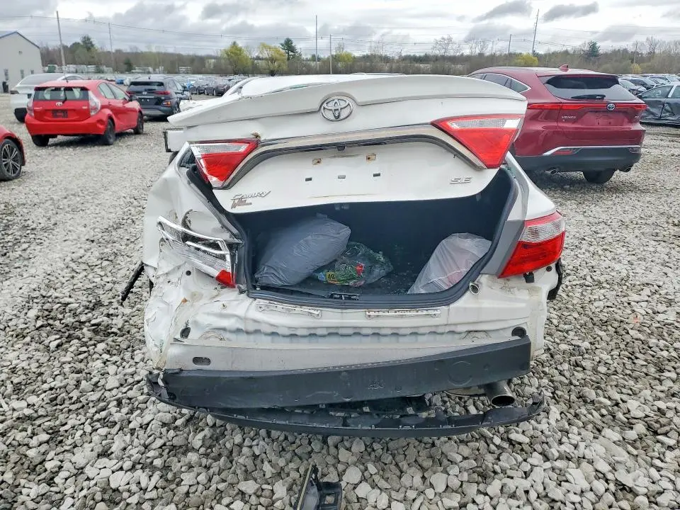 2016 TOYOTA CAMRY SE  