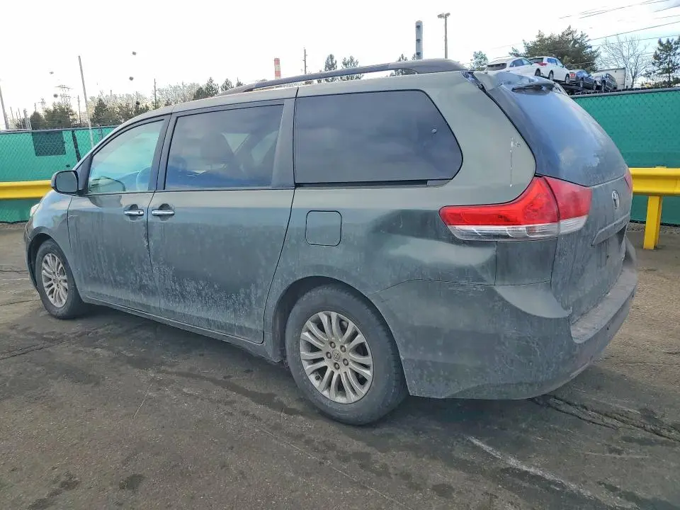 2013 TOYOTA SIENNA XLE  