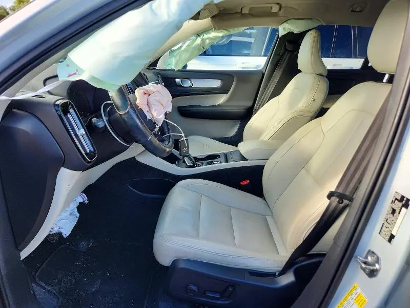 2021 VOLVO XC40 T5 MOMENTUM  