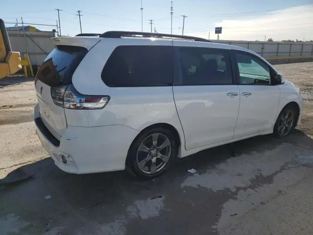 2017 TOYOTA SIENNA SE  