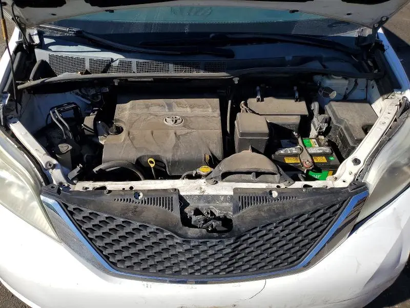 2014 TOYOTA SIENNA LE  