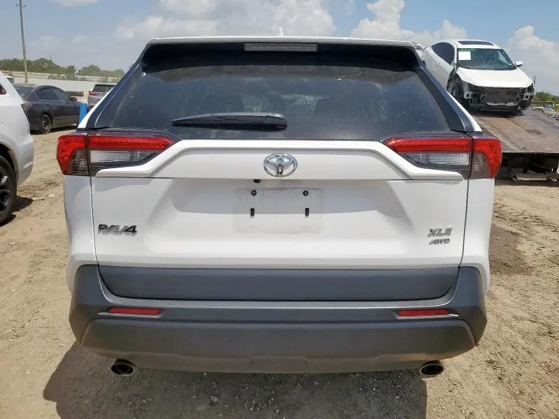 2021 TOYOTA RAV4 XLE  