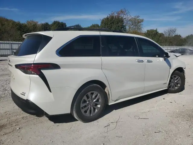 2021 TOYOTA SIENNA XLE  