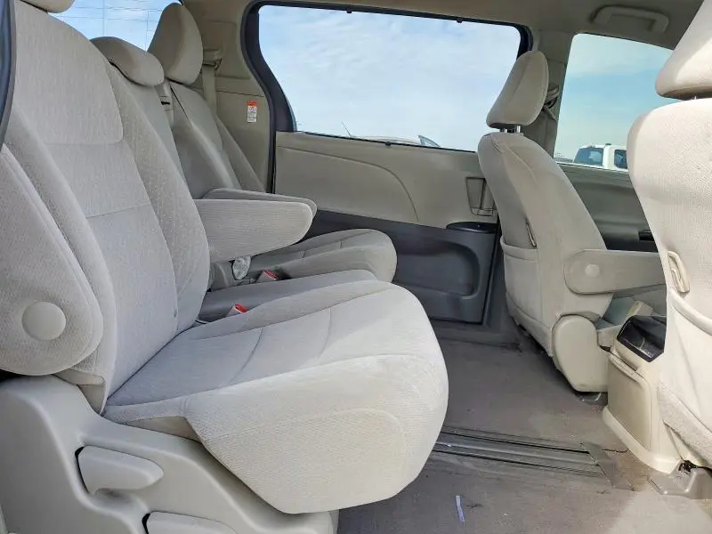 2016 TOYOTA SIENNA LE  