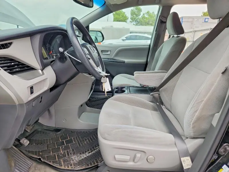 2017 TOYOTA SIENNA LE  