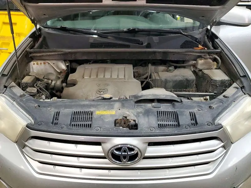 2011 TOYOTA HIGHLANDER SE  