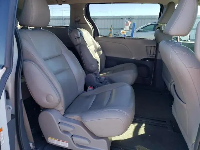 2017 TOYOTA SIENNA XLE  