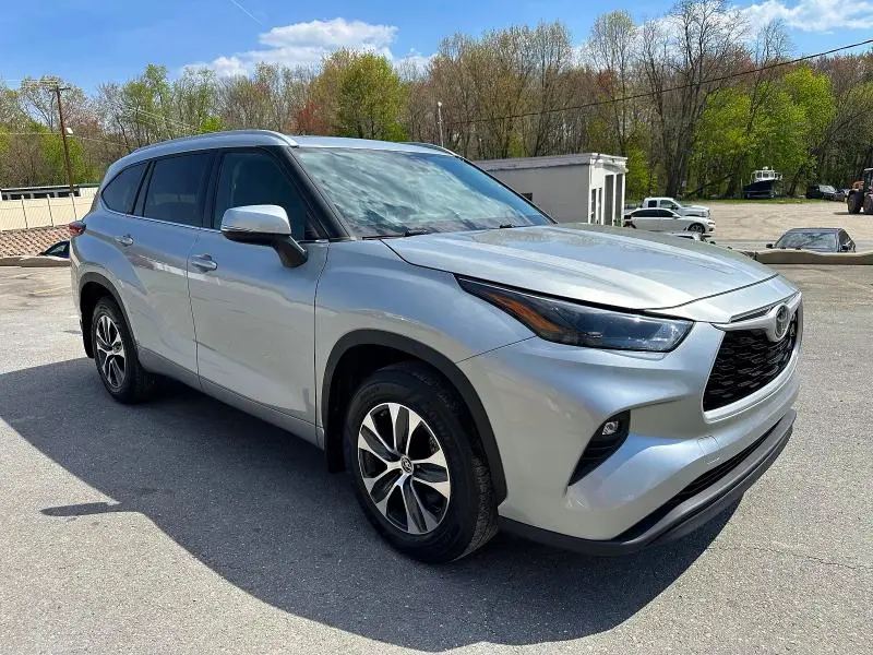 2022 TOYOTA HIGHLANDER XLE  