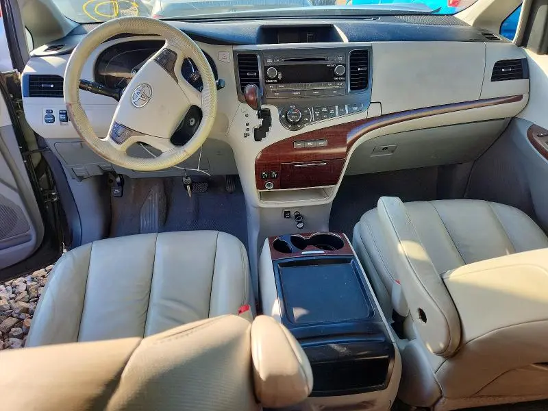 2011 TOYOTA SIENNA XLE  
