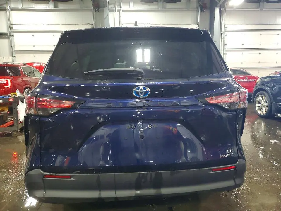 2021 TOYOTA SIENNA LE  