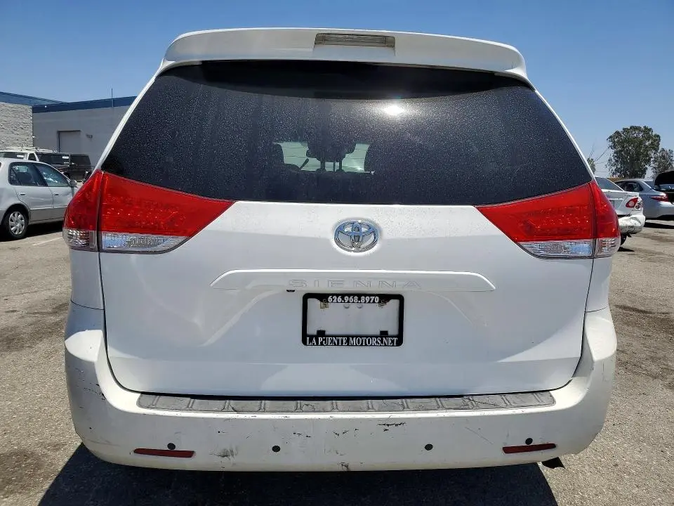 2013 TOYOTA SIENNA LE  