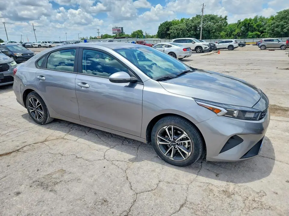 2024 KIA FORTE LXS  