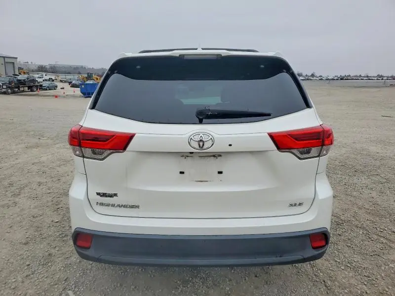2017 TOYOTA HIGHLANDER SE  