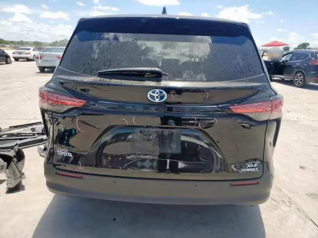 2021 TOYOTA SIENNA XLE  