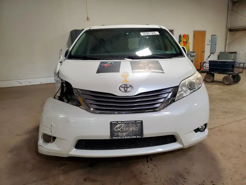 2016 TOYOTA SIENNA XLE PREMIUM 8-PASSENGER  