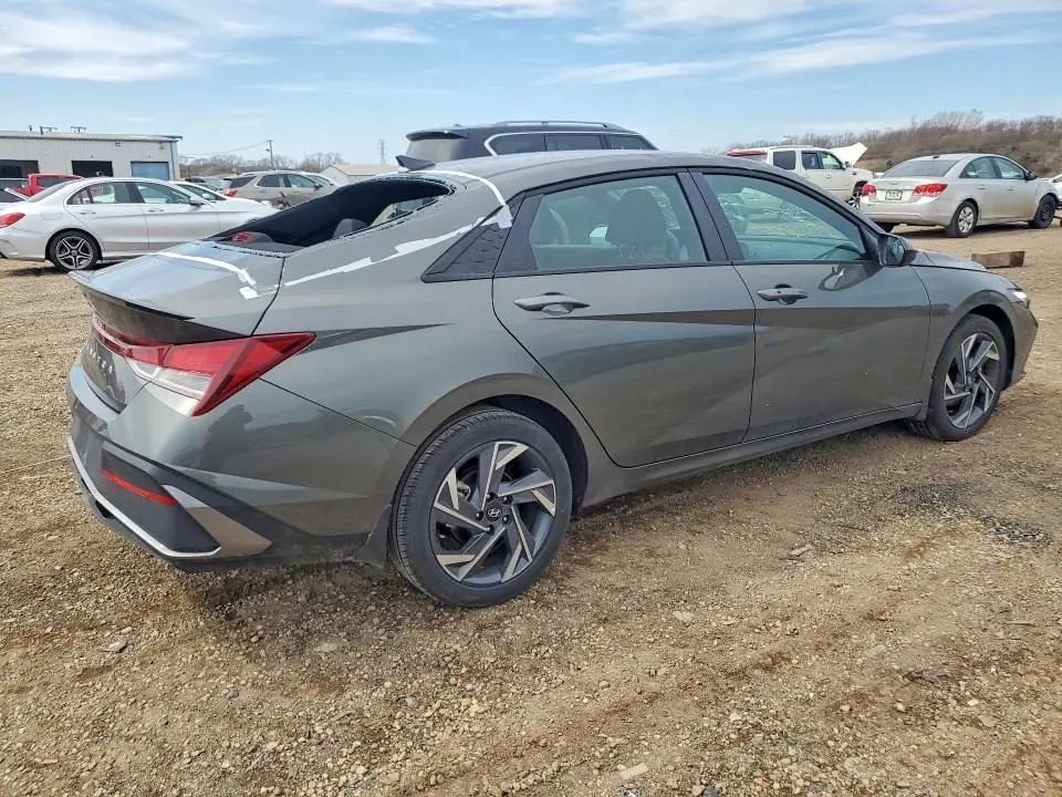2025 HYUNDAI ELANTRA SEL SPORT  