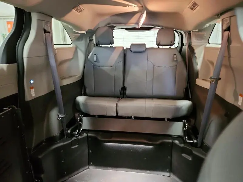 2023 TOYOTA SIENNA XLE  