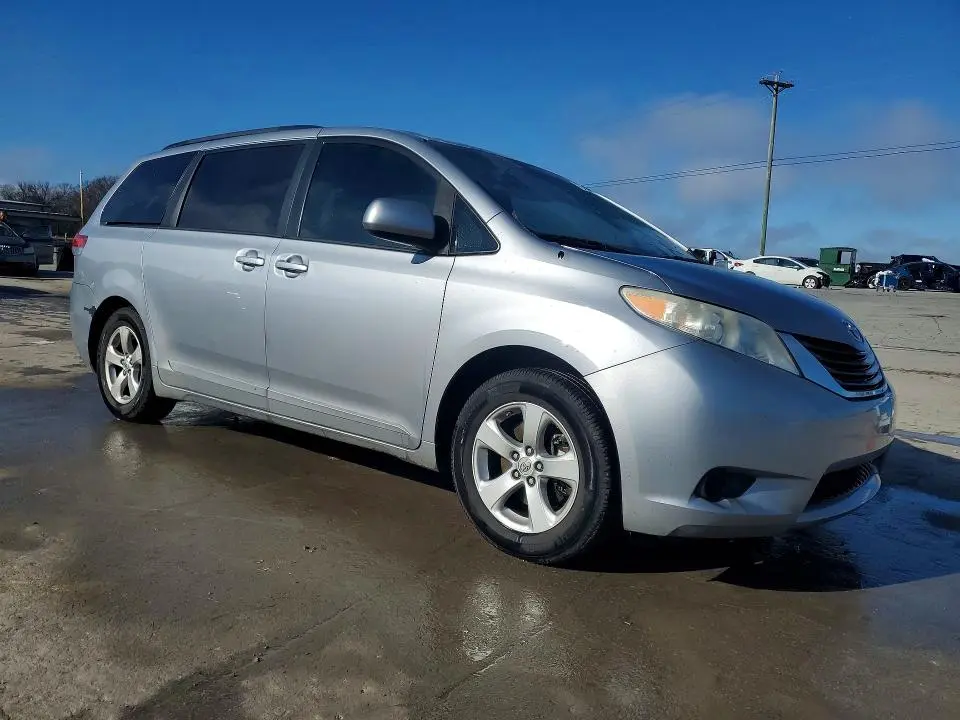 2013 TOYOTA SIENNA LE 8-PASSENGER  