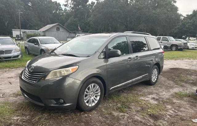 2012 TOYOTA SIENNA XLE  