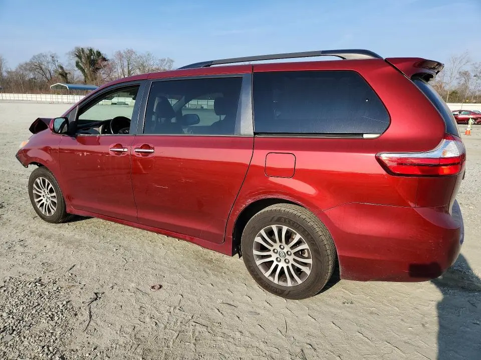 2018 TOYOTA SIENNA XLE 8-PASSENGER  