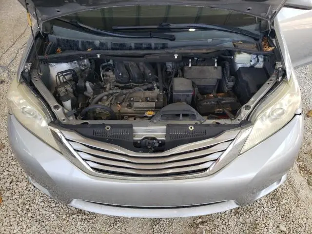 2015 TOYOTA SIENNA LE  