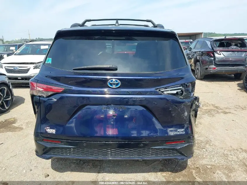 2021 TOYOTA SIENNA XSE