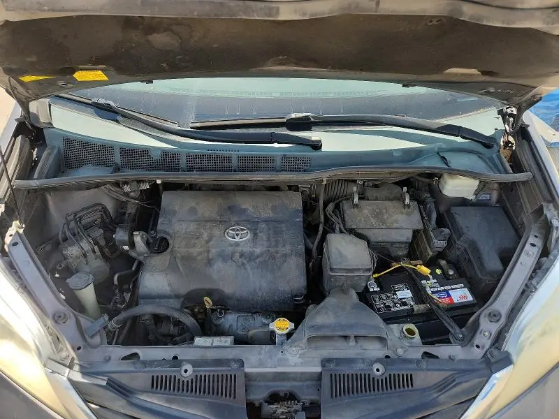 2013 TOYOTA SIENNA LE  