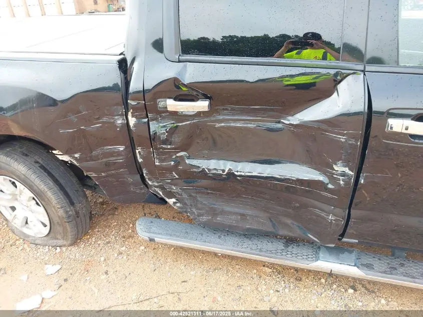 2017 NISSAN TITAN SV