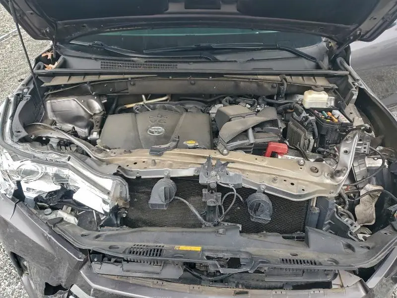 2017 TOYOTA HIGHLANDER SE  